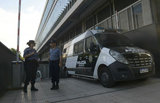 Policías custodian el nuevo Centro de Justicia Penal.